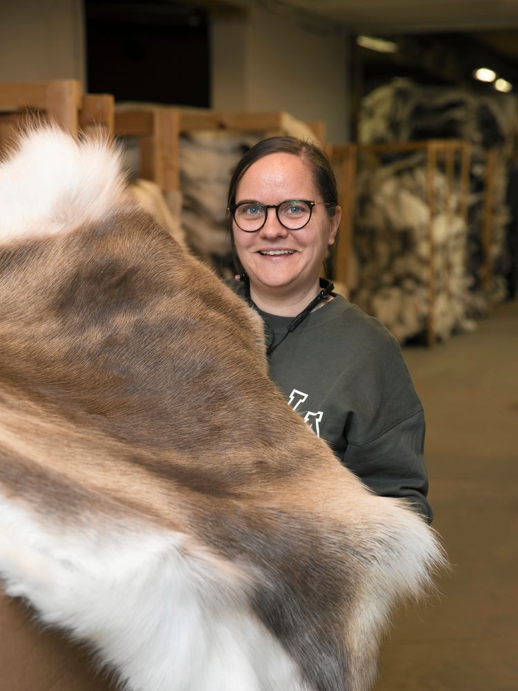 Emma Kero är marknadschef och tredje generationen i familjeföretaget, här med en av de populära renfällarna.