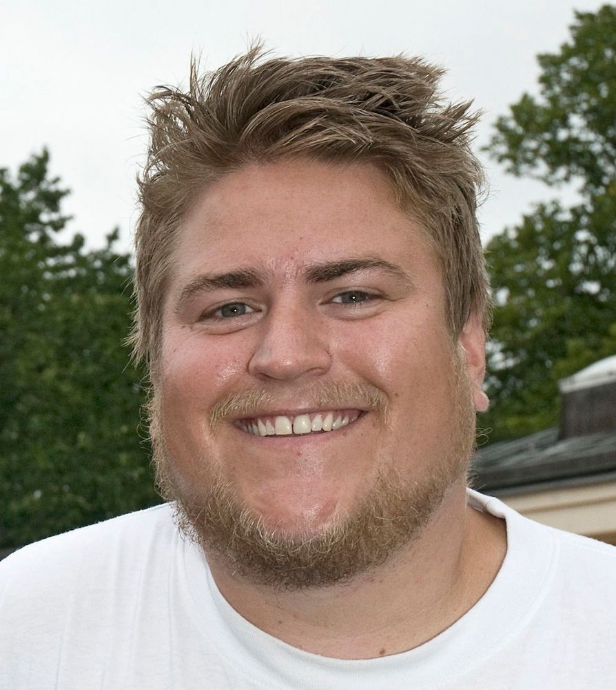 Erik Ekstrand. Programledaren från Sveg är definitivt ”av”. I TV hörs ingen härjedalska alls. Undrar hur han låter när kameran stängs av?