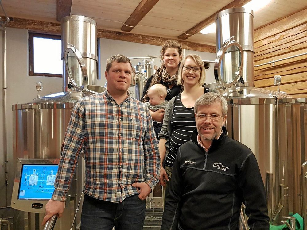 Elin, Tobias, sonen Folke samt Elina och Peter inne i Nääs gårdsbryggeri, som drivs av Elina och hennes far bland andra.