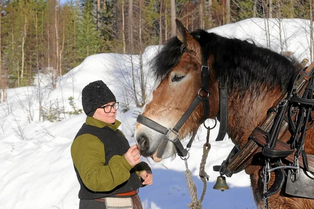 GLADA. Sonja Bond, från Dalarna Femund forkörarförening, och hennes häst Takida var lika glada över att forkörningen äntligen kunde ske.