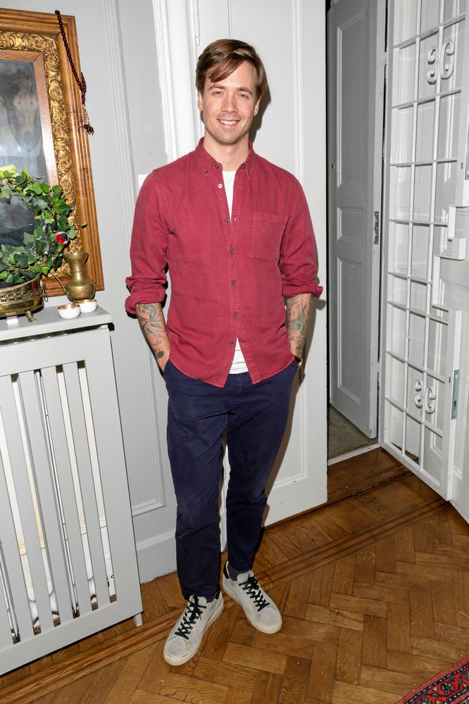 Nils Holmqvist trivs hemma med sin fru Julia och katten Gönsta. ”Jag skriver listor på vad jag ska göra och dona med.”