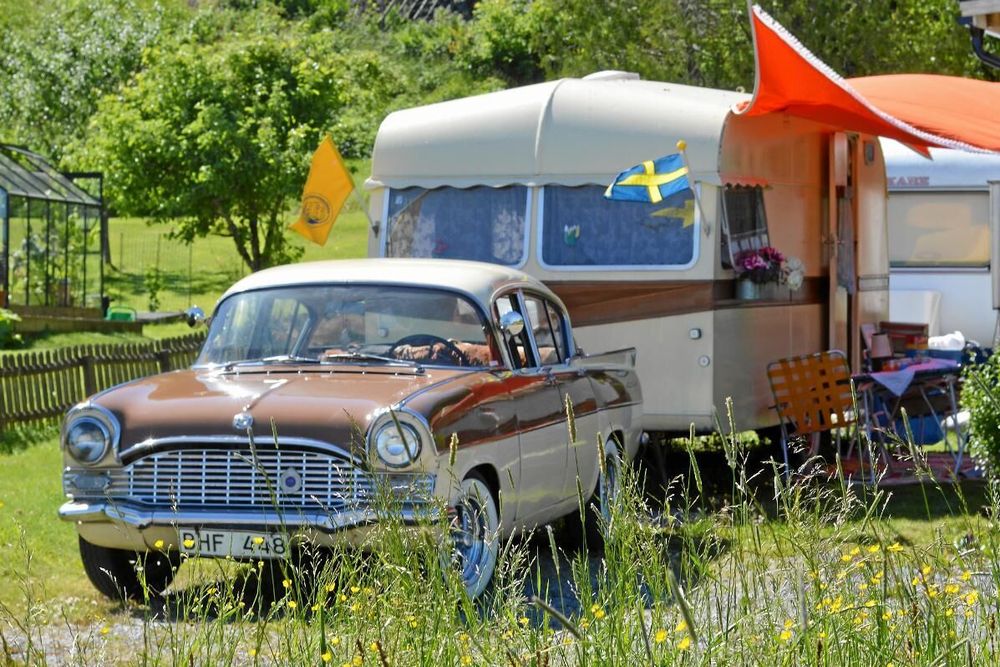 Stiligt. Många tittar uppskattande på Eva och Jannes Vauxhall Cresta, årsmodell 1961, som drar den lika gamla husvagnen.