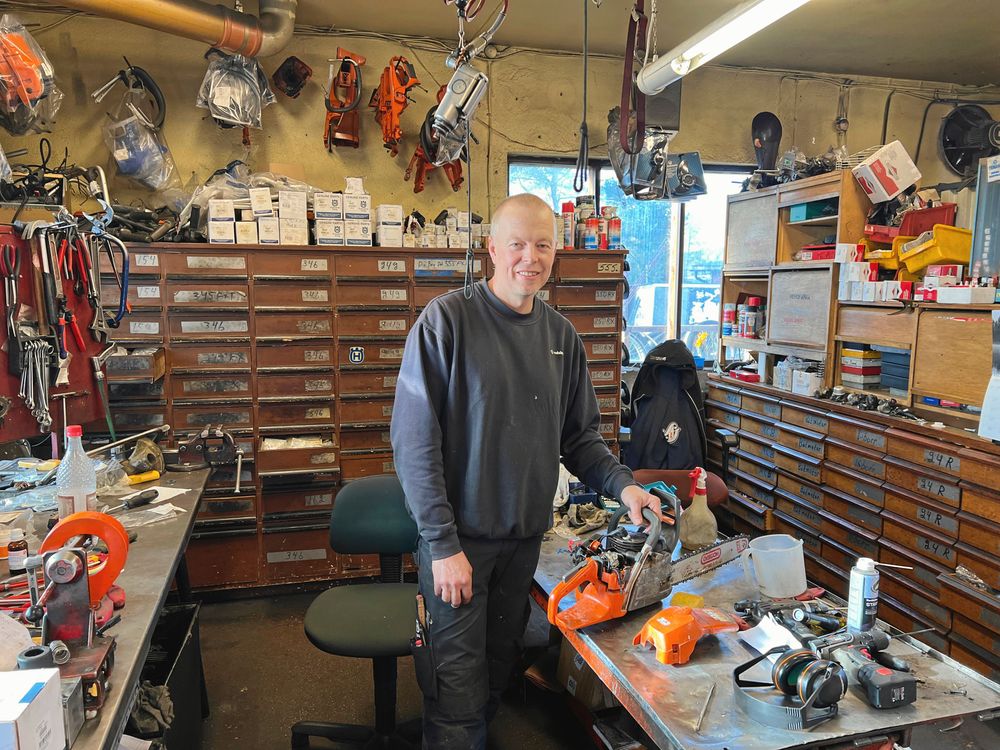 Inne verkstaden jobbar även Christer Jonsson som är gift med den yngsta systern, Maria Kring. Han är mekaniker och reparerar motorsågar framför allt.