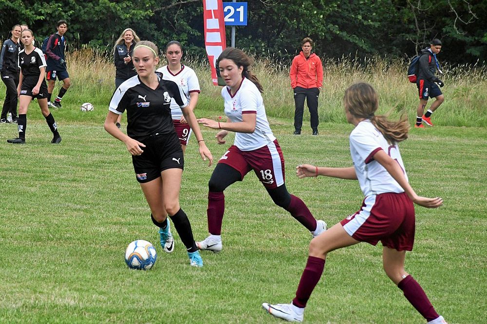 Hedda Lindhagen är steget före motståndarna och har full kontroll på bollen.