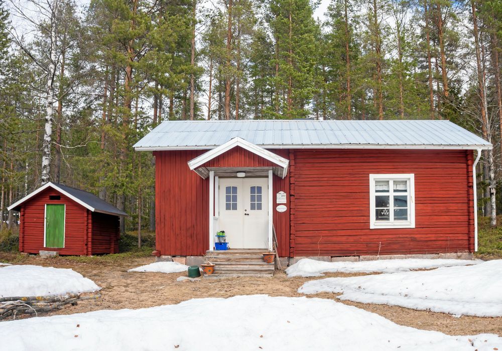 Den gamla bagarstugan som senare ska bli gäststuga.