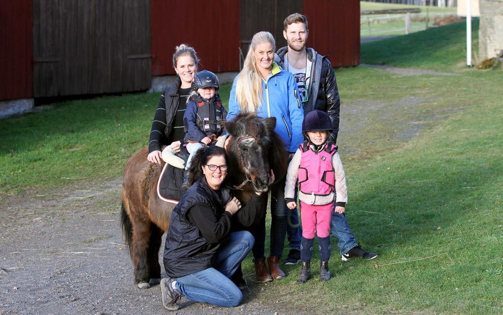 Här är Molly tillsammans med Elin, Embla 2 år, Frida, Joakim, Freja, 5 år och längst ner Marie.