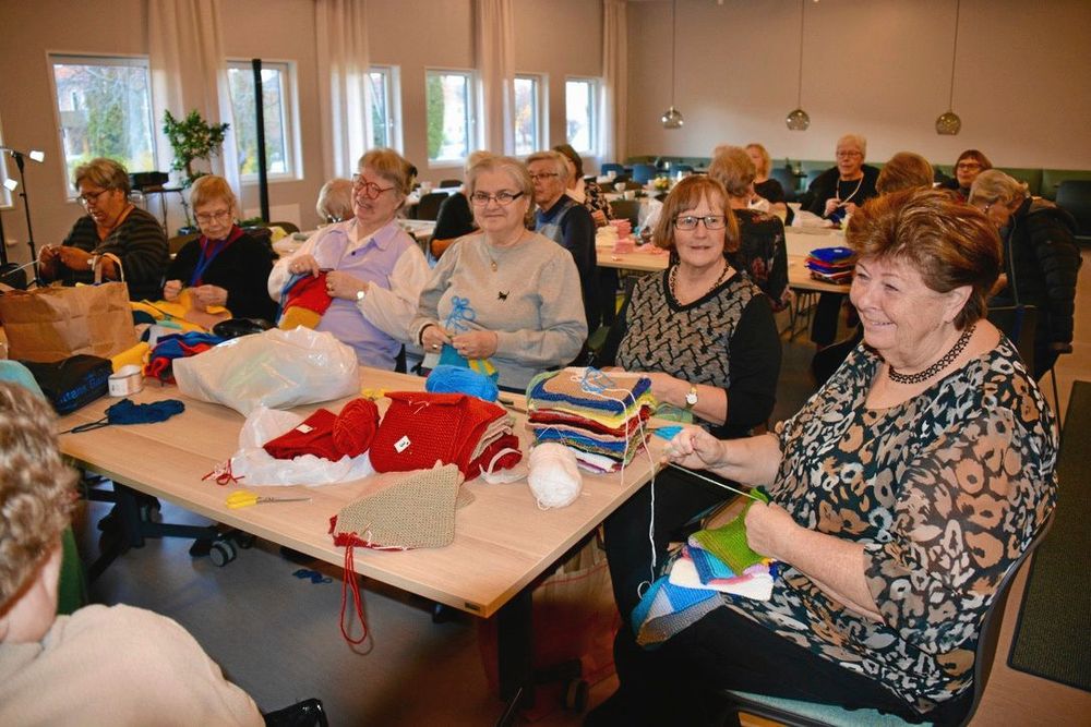 Gruppen Rutan i Huskvarna stickar och virkar varma barnkläder. I förgrunden syns, från höger: Margareta Håkansson, Monika Askevik, Lisbet Svensson och Karin Eklund