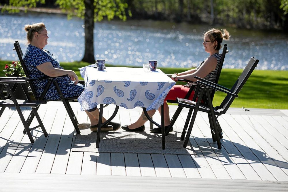 Platsen i naturen är en perfekt miljö för samtal. Det tycker både samtalsterapeuten Anne-Lie Fant och Cecilia Larsson som kommit till mottagningen i Ängesträsk.