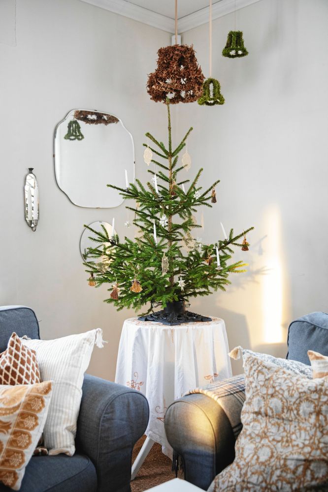 Skogspynt. Kronor av mossa och löv hänger ovanför den lilla julgranen i ett hörn av vardagsrummet. Sofia har totalt 10 mestadels små granar inomhus.
