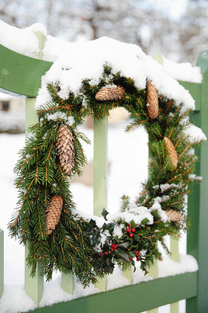 Sofia gillar att göra kransar- på vintern av grankvistar, kottar, nypon med mera och på sommaren av blommor och blad.