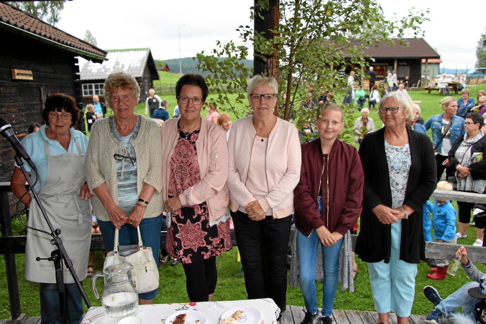 Kakfantaster. Sex av tio finalister i Östmarks kakfestival. Från vänster: Inga-Lill Gustafsson, Gun-Britt Gustafsson, Gunilla Eriksson, Lisbeth Einarsson, Josefin Nilsson och den slutgiltiga vinnaren Lisbet Axelsson.