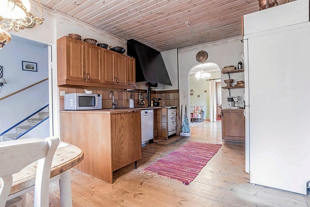 Kök med kamin och matplats.