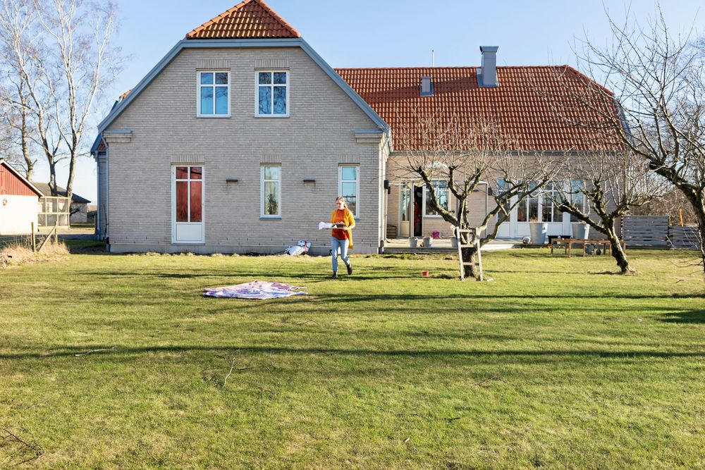 Sara och hennes sambo valde rev den hårt åtgångna hallandslängan och byggde nytt. Nu bor de i ett 365 kvadratmeter stort hus på slätten med friska vindar och en doft av hav runt knuten.