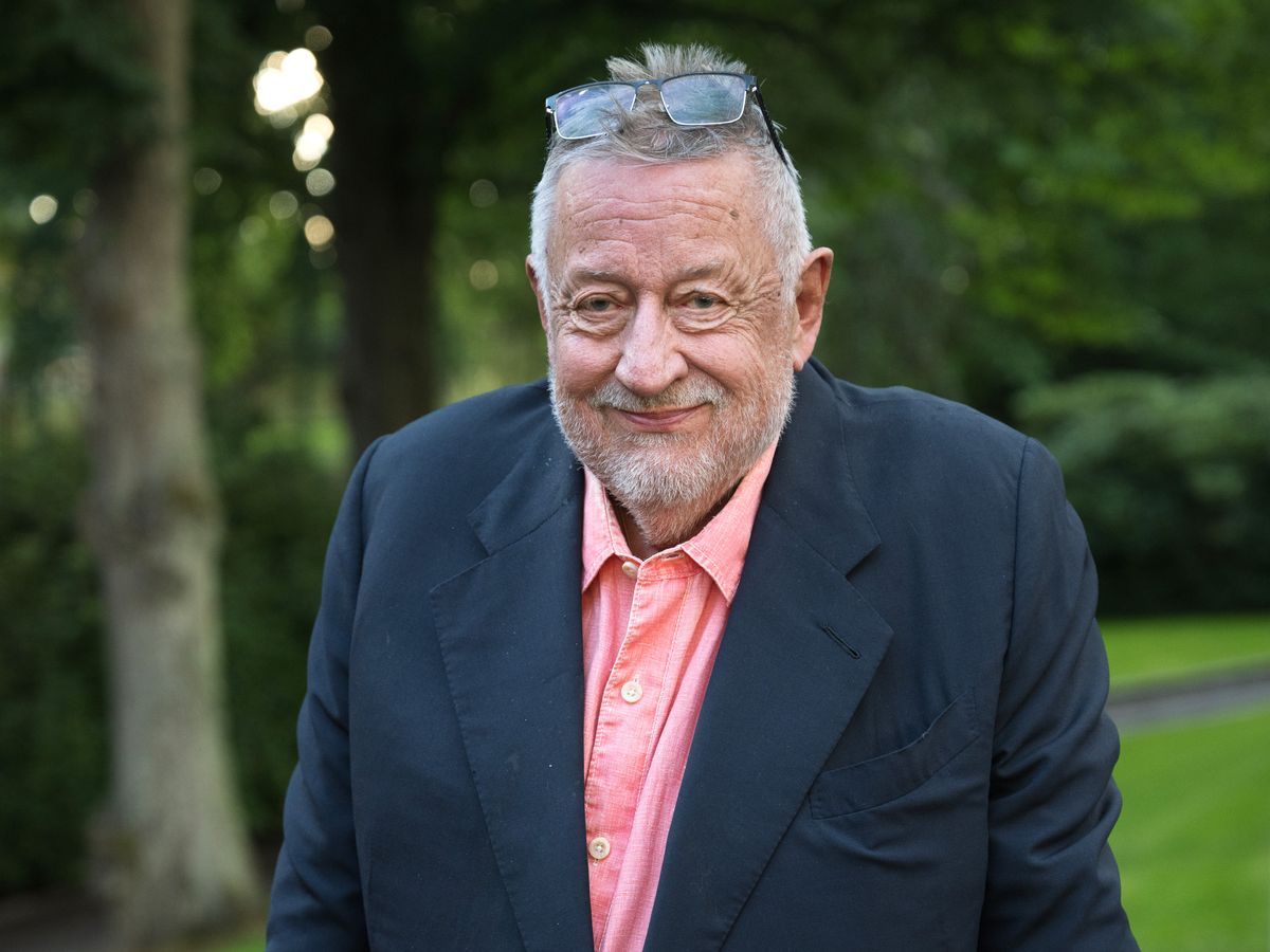 Leende Leif GW Persson i mörk kavaj och rosa skjorta.