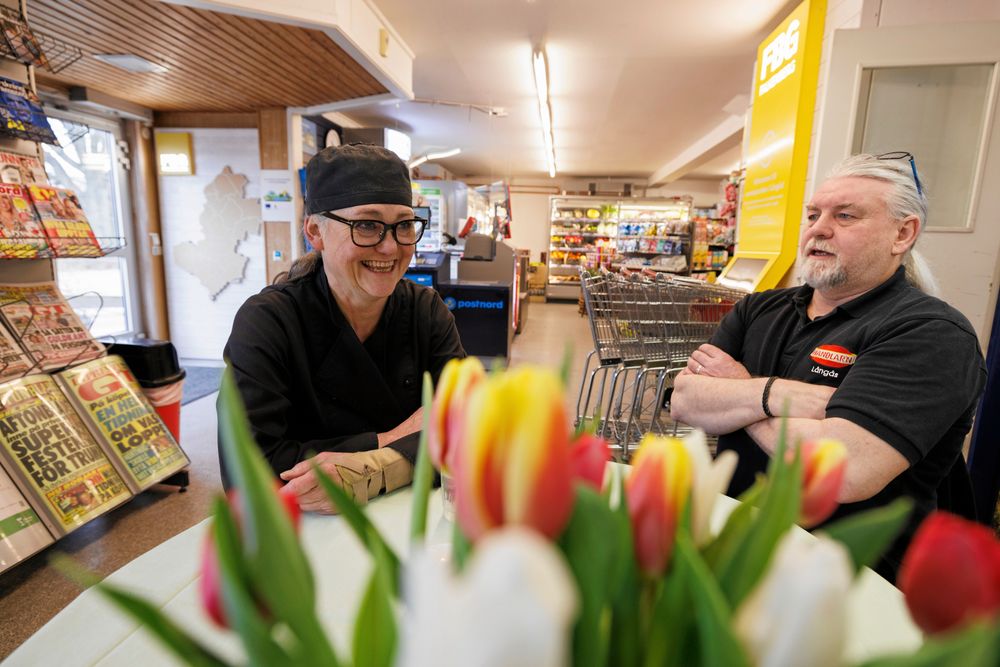 Butiken och dess ägare är något av ett socialt nav i Långås.