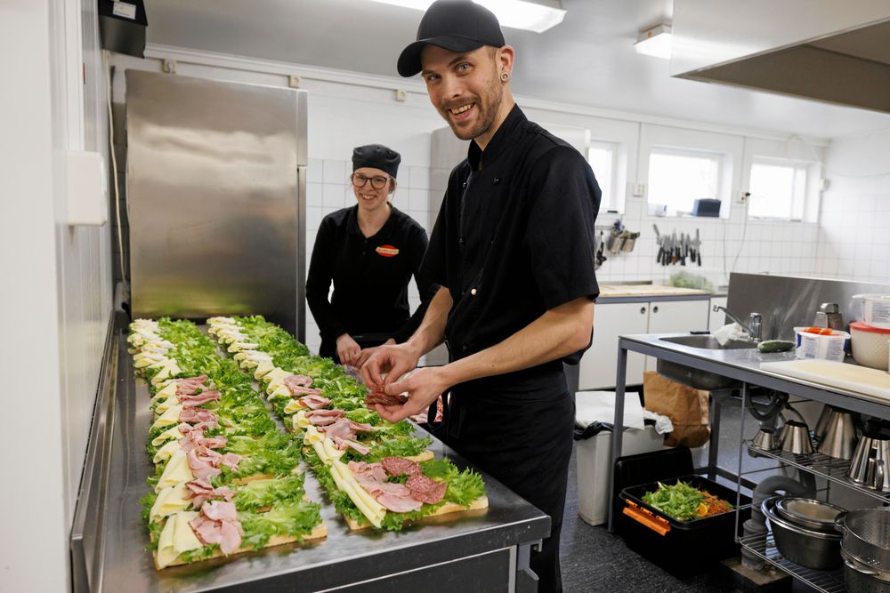  Ida Svensson och Simon Carlsson arbetar både i butiken och köket. När Land hälsar på är det full rulle i kallskänken