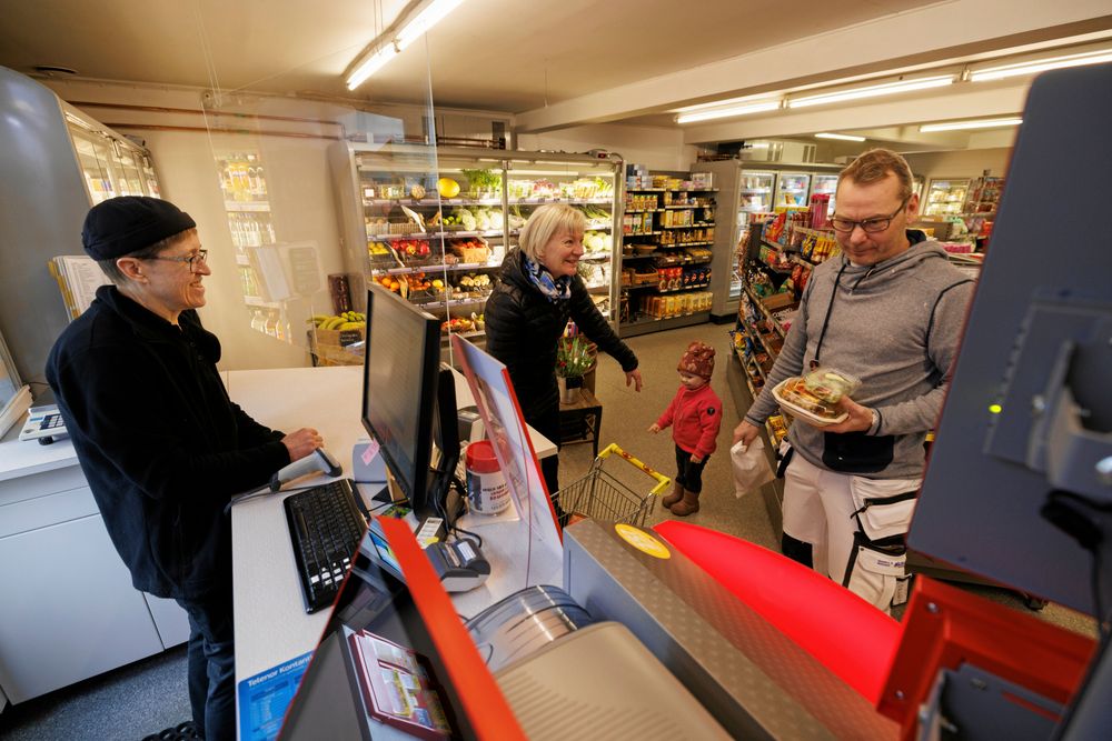 Lunchtid. Nina Benjaminsson ska köpa mjölk. Barnbarnet Astrid vill som vanligt ha ett paket salta kex. För Joacim Andreasson blir det en lunchlåda att värma i mikron.