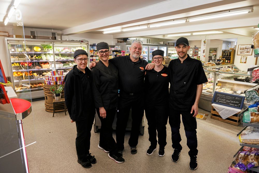 Järngänget. Förutom Elisabeth och LG jobbar Ann Månsson (till vänster), och Simon Karlsson och Ida Svensson (till höger) på Handlarn i Långås och Gastroprenören. Ytterligare personal tas in då och då.