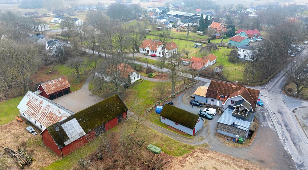 Butiken ligger mitt Långås och har klarat konkurrensen från större livsmedelsbutiker i Tvååker och Falkenberg.