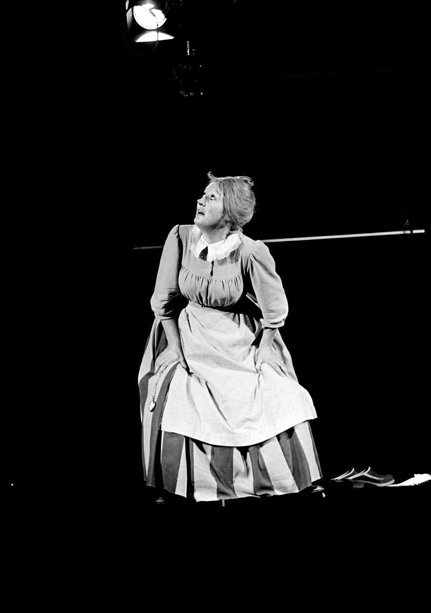 Här ses skådespelerskan Birgitta Andersson, som Teskedsgumman.