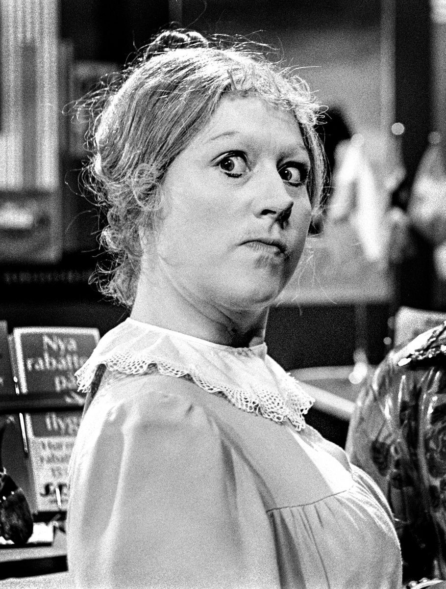 Här ses skådespelerskan Birgitta Andersson, som Teskedsgumman i svartvit bild      

