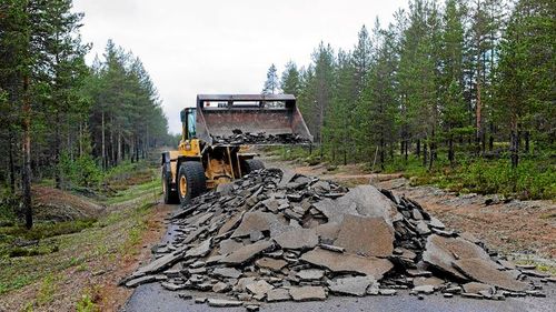 Tre dagar tog det för Bo Nordebo att gräva bort vägen, som han stridit om.
