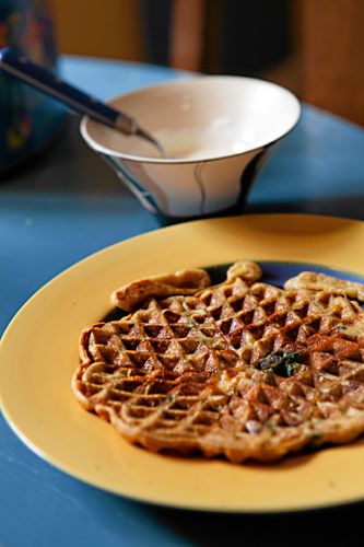 Servera gärna våfflan med en grönsallad.