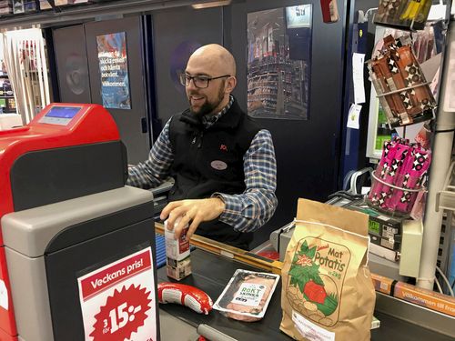 På ICA Nära Dorohallen i Dorotea sköter sig kunderna bra när det gäller att vända streckkoder rätt i kassan, tycker butikschefen Jan-Åke Persson.