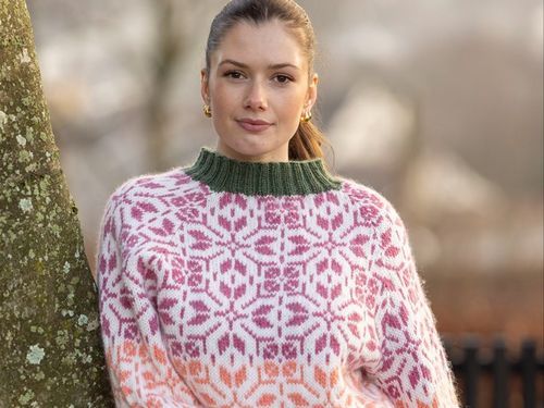 Sticka julig tröja med stjärnmönster