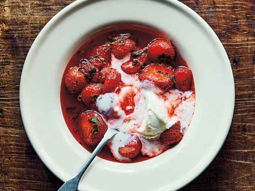 Timjankokta jordgubbar med glass – Tove Nilssons recept