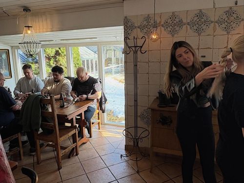 Pappor lärde sig fläta hår i Skellefteå