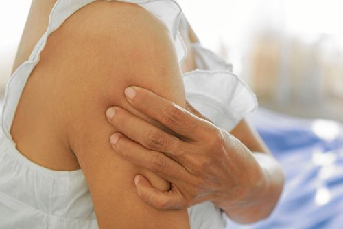 Axlar, knän och höfter drabbas ofta av artros. Men med rätt träning kan man bli kvitt värken.