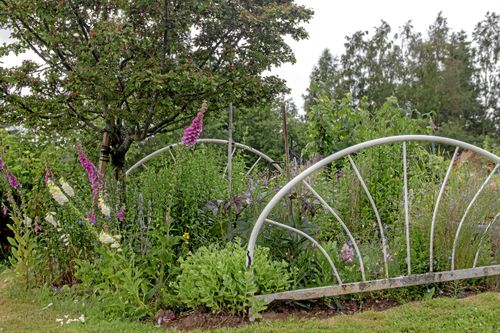 BÄDDAT FÖR BLOMSTER. Klart att blomstersängen ska ha ett par eleganta gavlar! Foto: Agneta Bergström