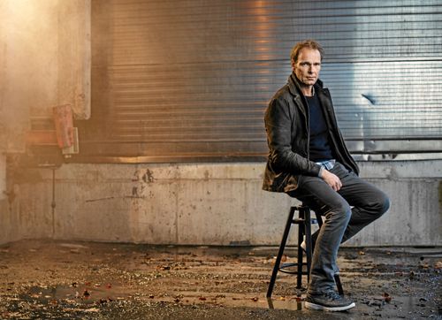 Jonas Bonnier har intervjuat fyra av de som dömts för det så kallade Helikopterrånet, och det är också titeln på hans roman.