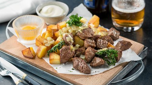 Biff Rydberg består av oxfilé i bitar som steks och serveras med stekt potatis och lök, senapssås och råa äggulor. Smakar himmelskt!