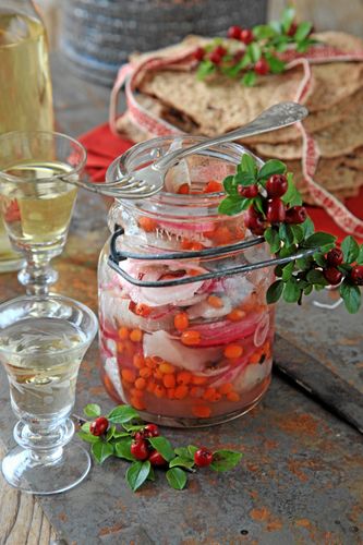 De små fina havtornbären gör sillburken till en vacker detalj på bordet.