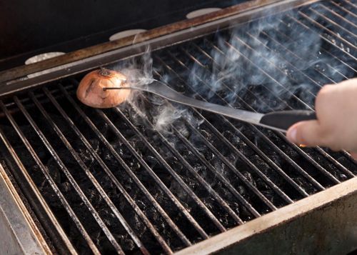 Gör grillgallret skinande rent – 7 smarta knep