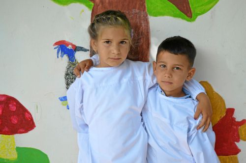 Nadia och Elio Avdiu är två av de omkring 300 barn som får hjälp av projektet.