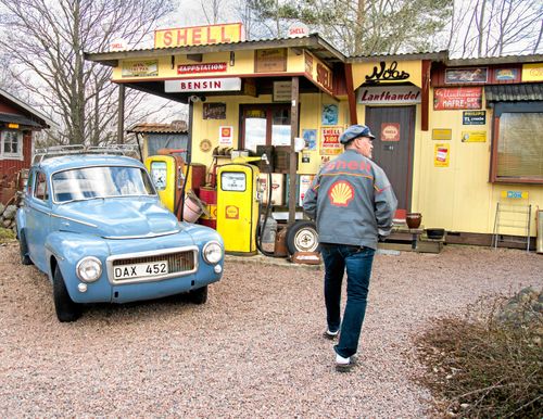 På Nitas mack- och lanthandel i Vättlösa kan man uppleva stämningen på en mack på 1950- och 60-talen med tidstypiska prylar och utrustning.