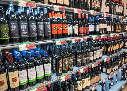 Regeringen tror att hemkörning av vin och öl skulle underlätta för landsbygden.