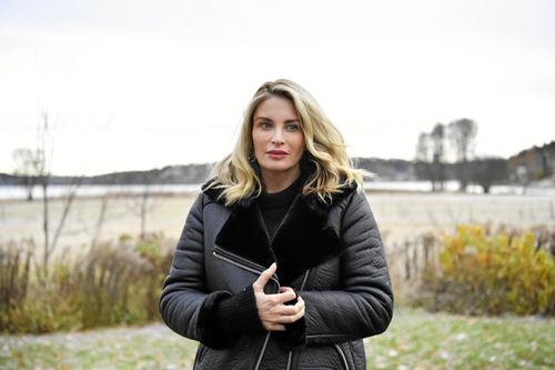 Carolina Gynning njuter av sitt lugna familjeliv på landet, nära havet.