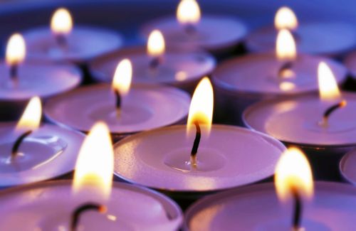 Nu kan man köpa miljövänliga värmeljus tillverkade av raps med en kopp av återvunnen plast.