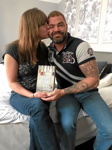 Puss på dig älskling! Maria Ahlberg och sambon Patrik Olsson gläds åt sitt viktras. Han som är diabetiker har även kunnat minska på insulinet.