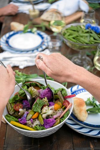 Lila och grön blomkål ger en pigg sallad.