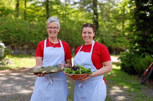 Gunnel Carlsson och Susanne Thorsson i halländska Hakestad lagar läcker mat av råvaror som produceras runt knuten.