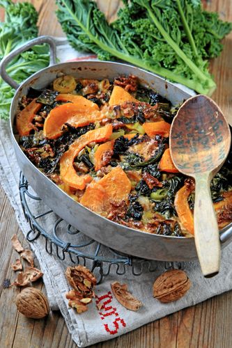 Vegogott med pumpagratäng på grönkål och stilton.