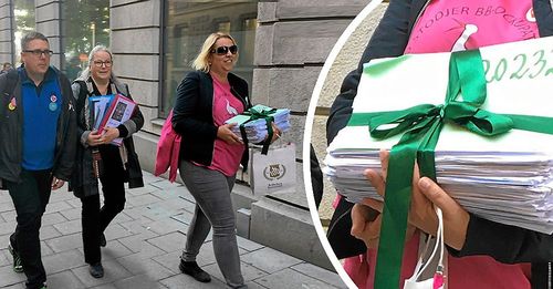 Mathias Westin, Monika Thelin och Carina Hellström överlämnade namnunderskrifterna till sjukvårdsminister Annika Strandhäll.
