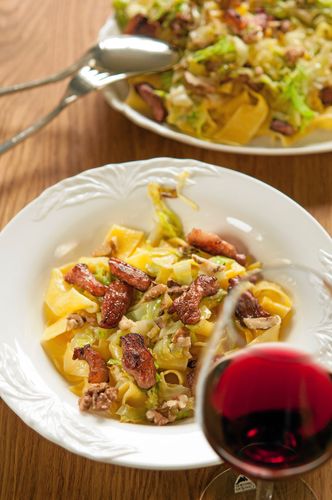 Håkan Larsson bjuder på en läcker pastarätt med rimmat fläsk. Krämigt och gott!