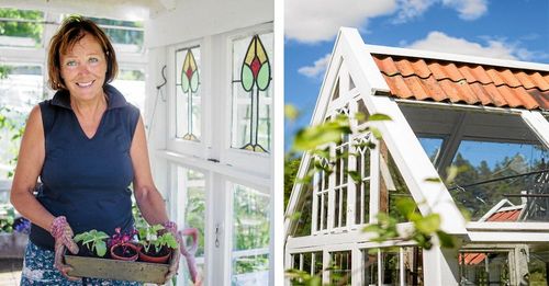Elisabett Michanek visar sitt älskade växthus som hon och maken byggt själva.