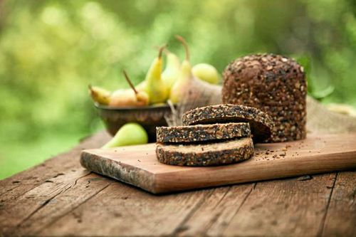 Fullkorn, som finns i bland annat fullkornsbröd, kan skydda mot tarmcancer, enligt flera vetenskapliga studier.